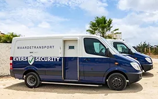 An Evers Security waardetransport vehicle on Aruba